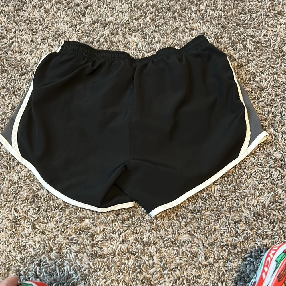 Small Nike shorts - Picture 2 of 4